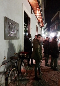 Esterno del locale, a poche ore dalla serata inaugurale