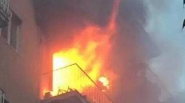 Incendio in un palazzo, uomo dà fuoco alla casa e aggredisce gli agenti con un coltello – Il Meridiano News